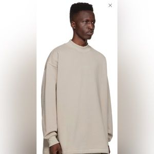 SOLD OUT ONLINE🚨🔥 BRAND NEW FEAR OF GOD ESSENTIALS
Gray Relaxed Sweatshirt